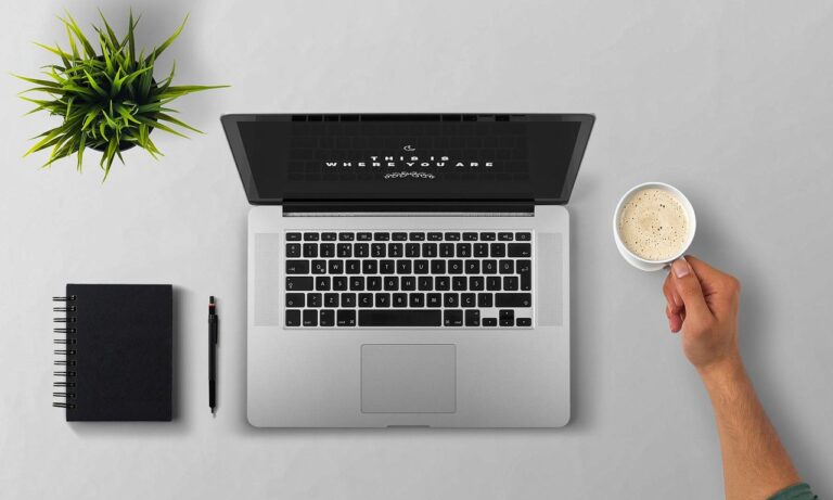 Persoon die een nieuwsbriefformulier invult op een laptop
