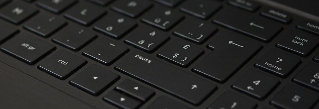 Laptop met een cookiebanner op het scherm die toestemming vraagt voor cookies
